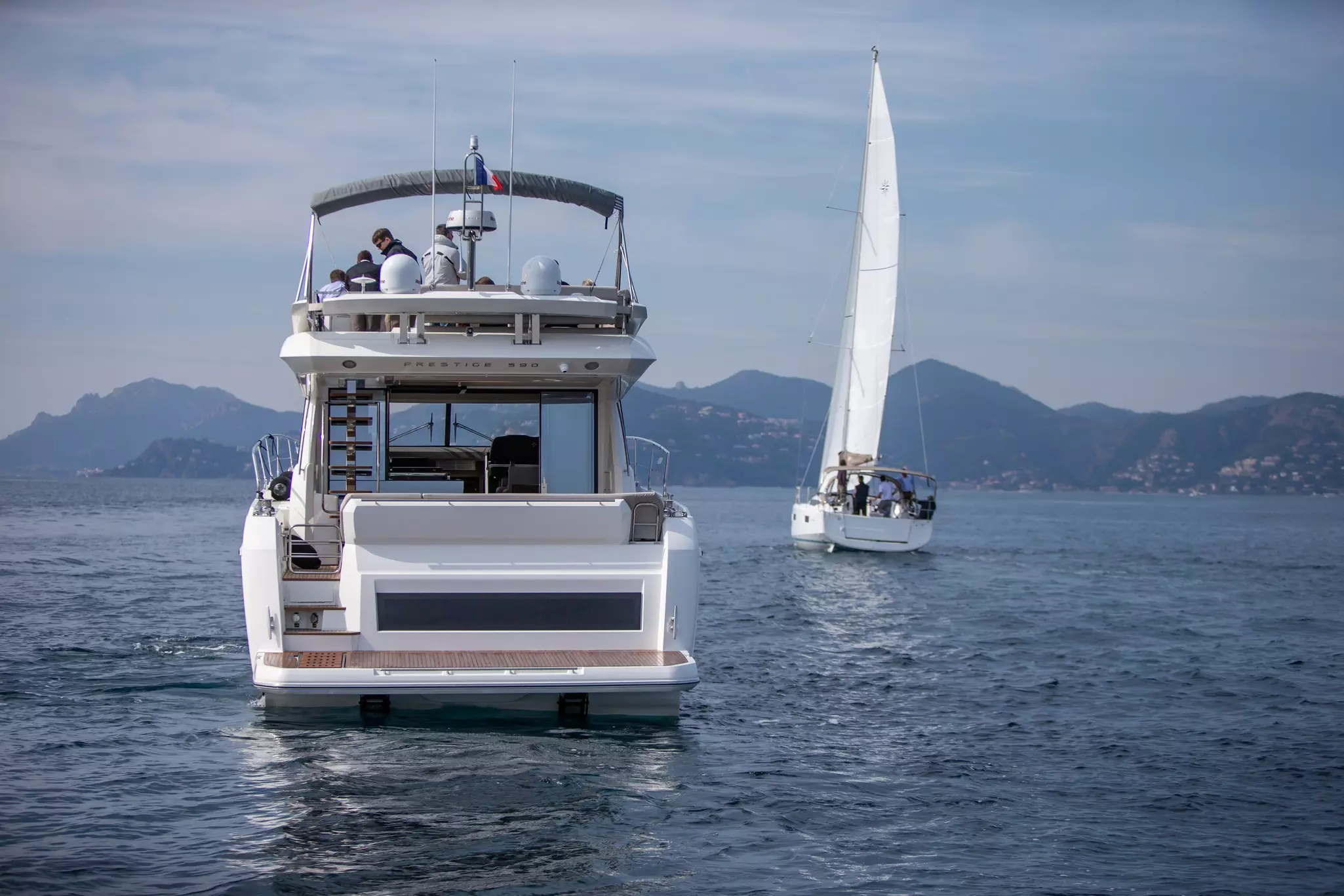 Lancha motora y velero