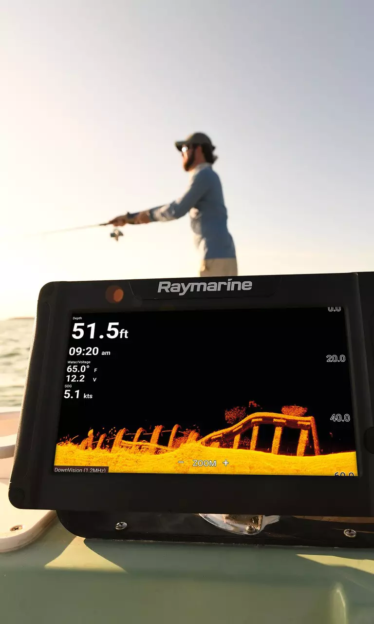 Raymarine Element Lighthouse Sport OS featuring SideVision, DownVision,  Mapping and CHIRP Sonar 