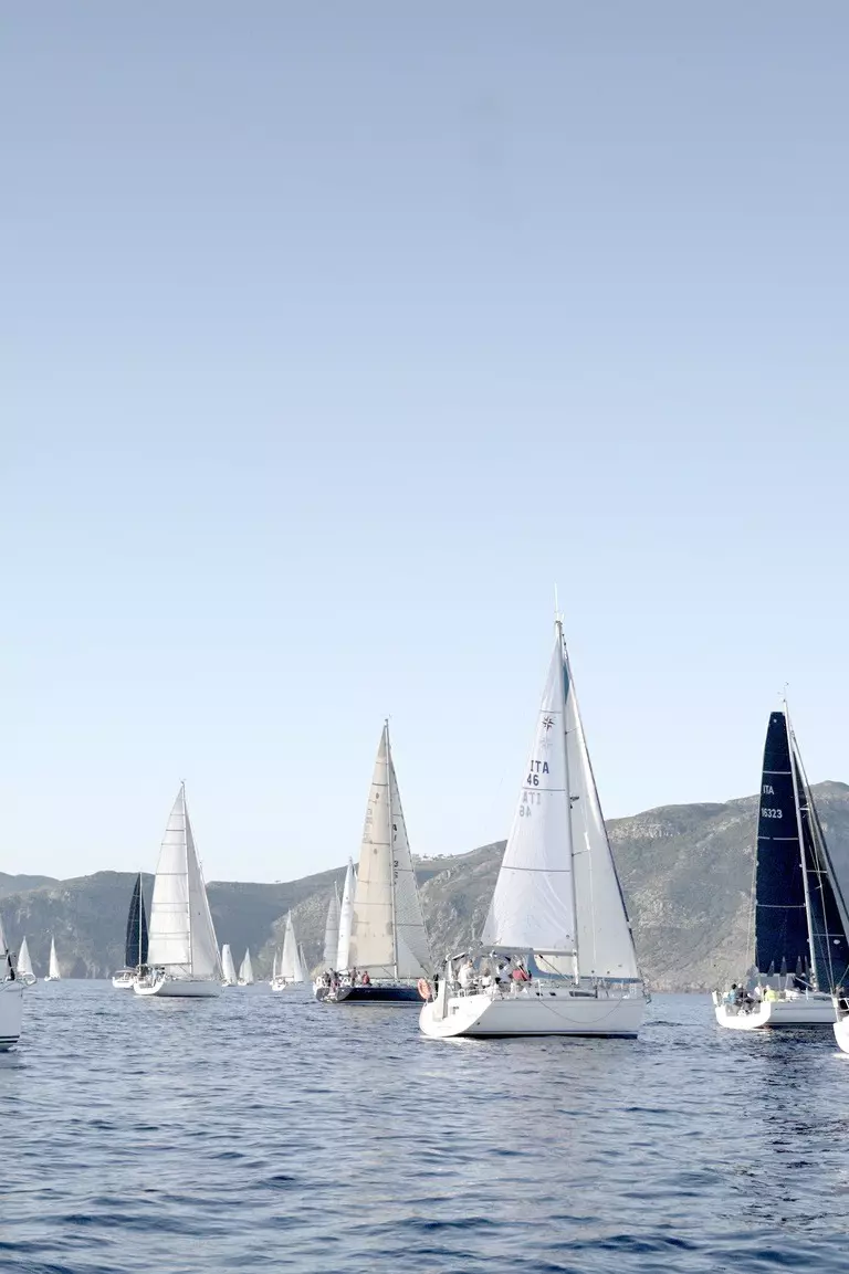 Minigiraglia, a vela in una location indimenticabile