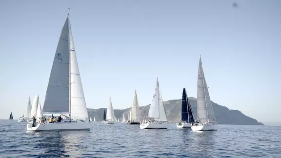 Minigiraglia, a vela in una location indimenticabile
