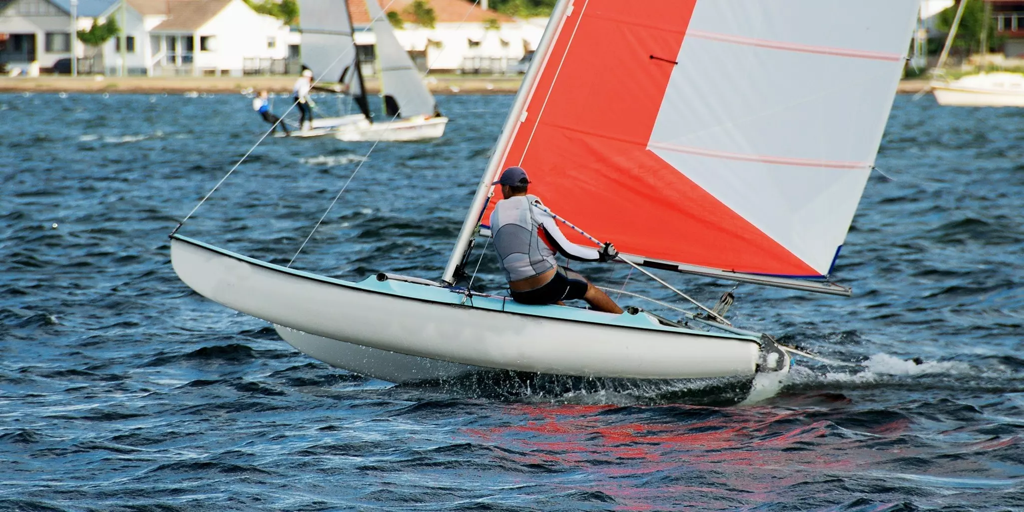 Dinghy en pleine course avec le Micro Compass T060