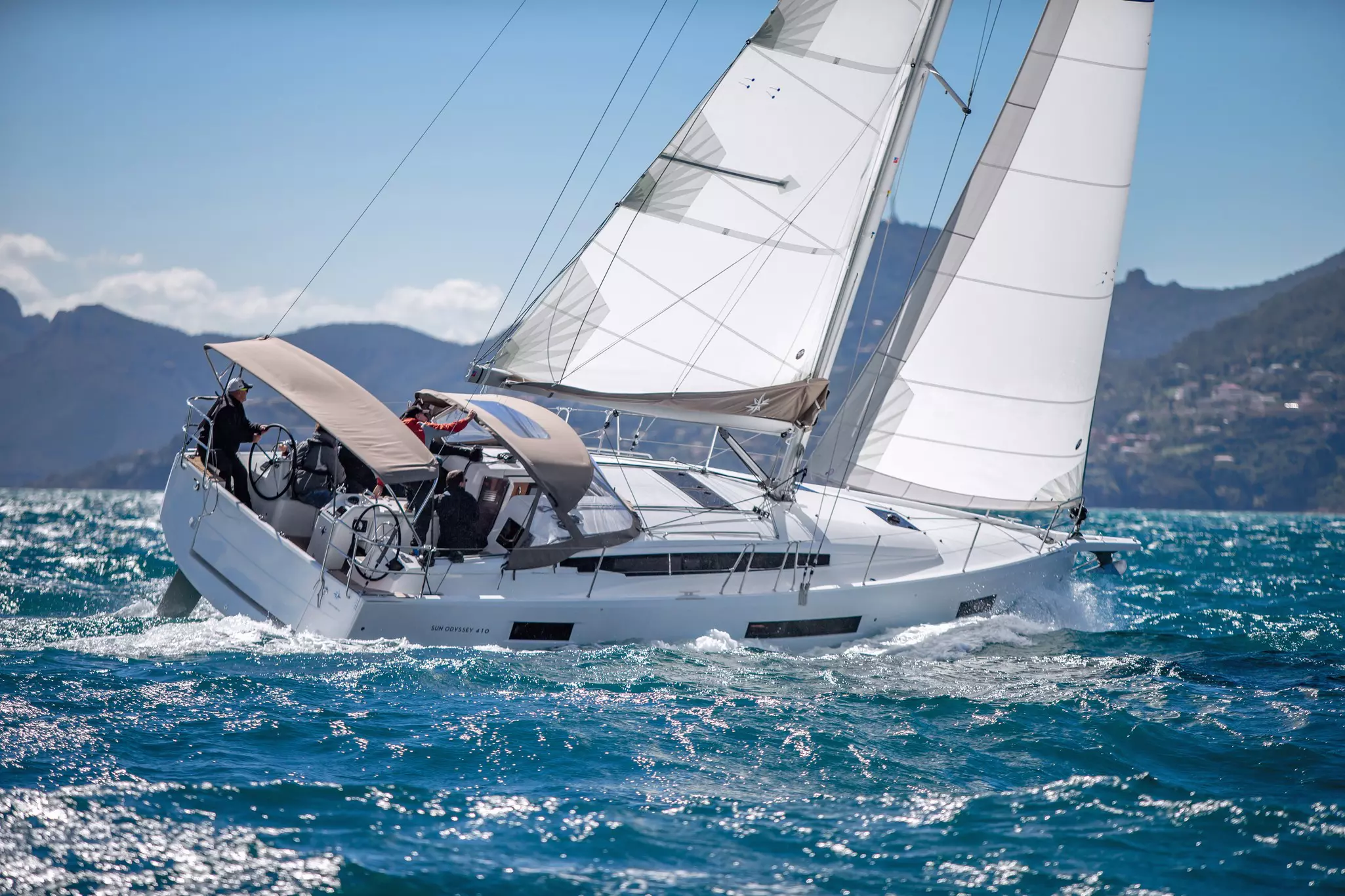 Yacht à voile avec les voiles levées