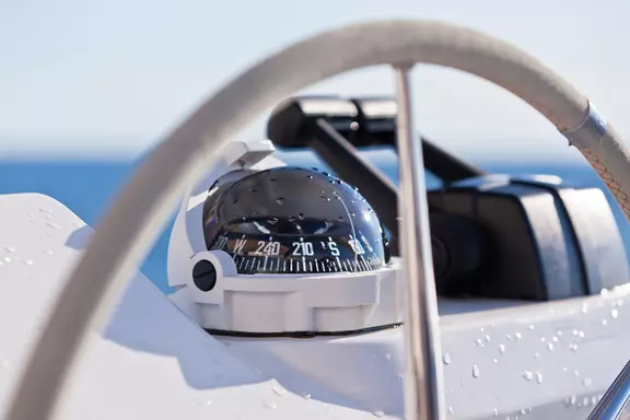 Controles de piloto automático Axiom para navegación a vela