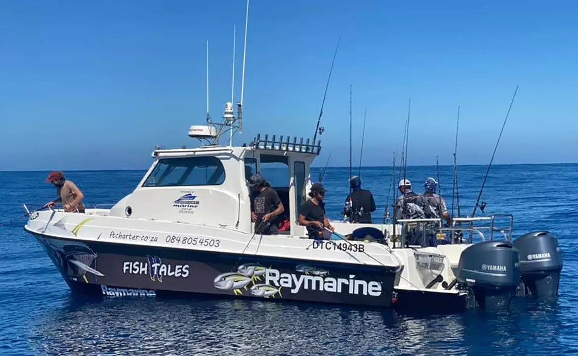 Fish-Tales-Boot mit Raymarine-Markenzeichen