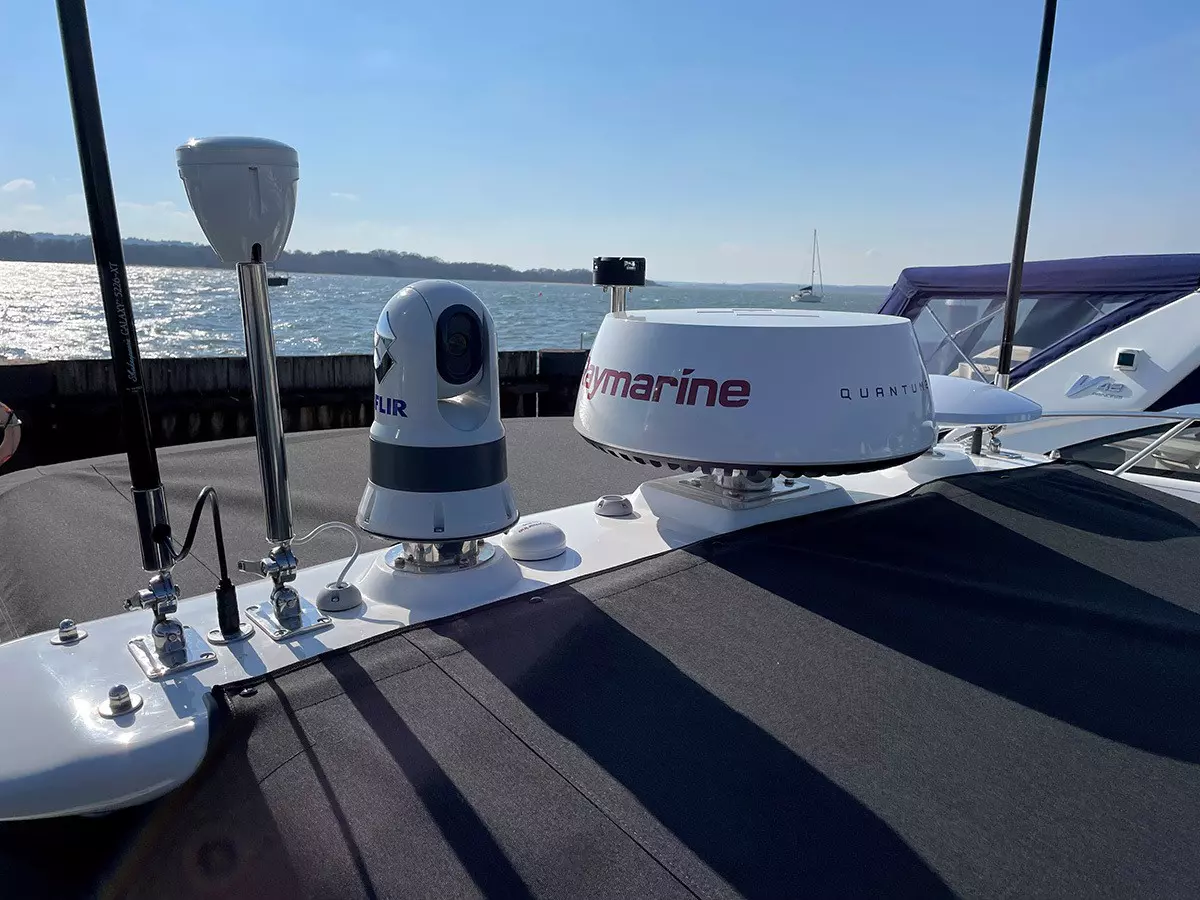 Sunseeker Superhawk avec le Radar thermique FLIR M232 et le radar Quantum 2