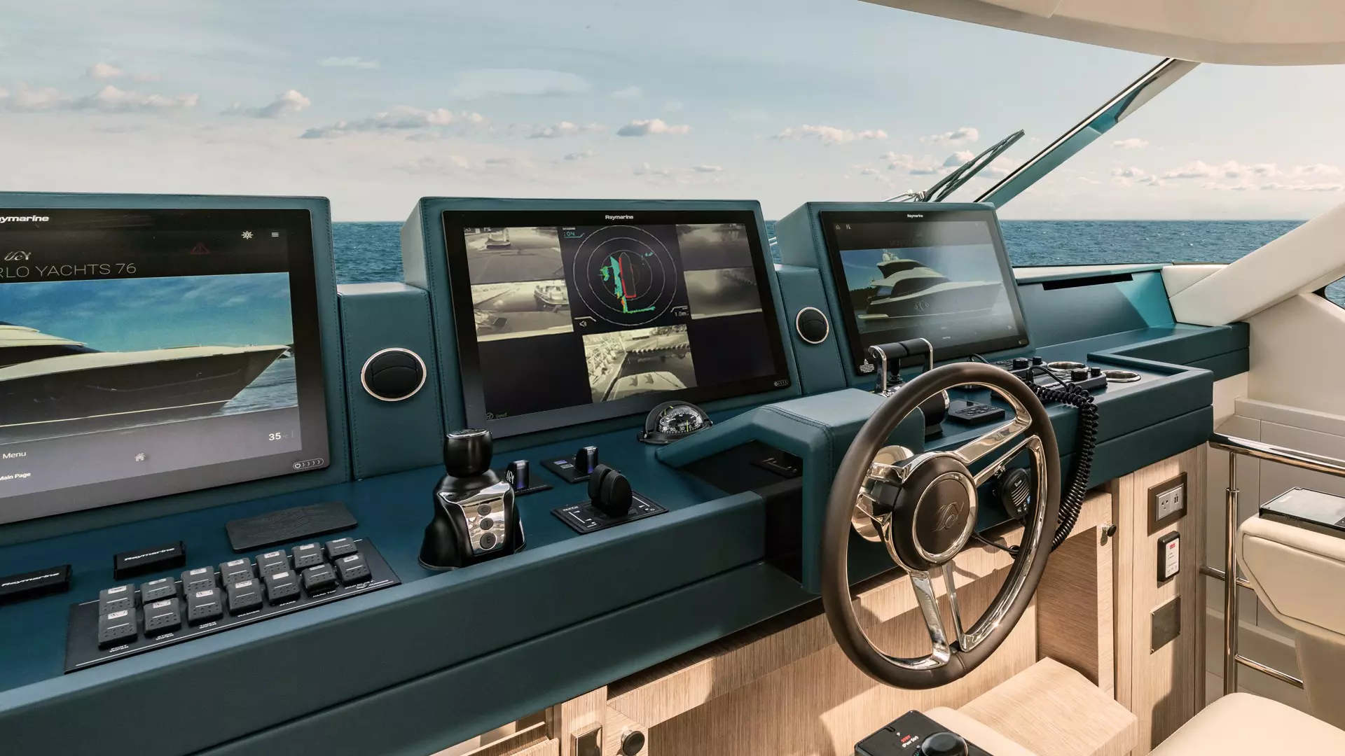 Motorbådsstyreplads med Raymarine Axiom-kortplottere