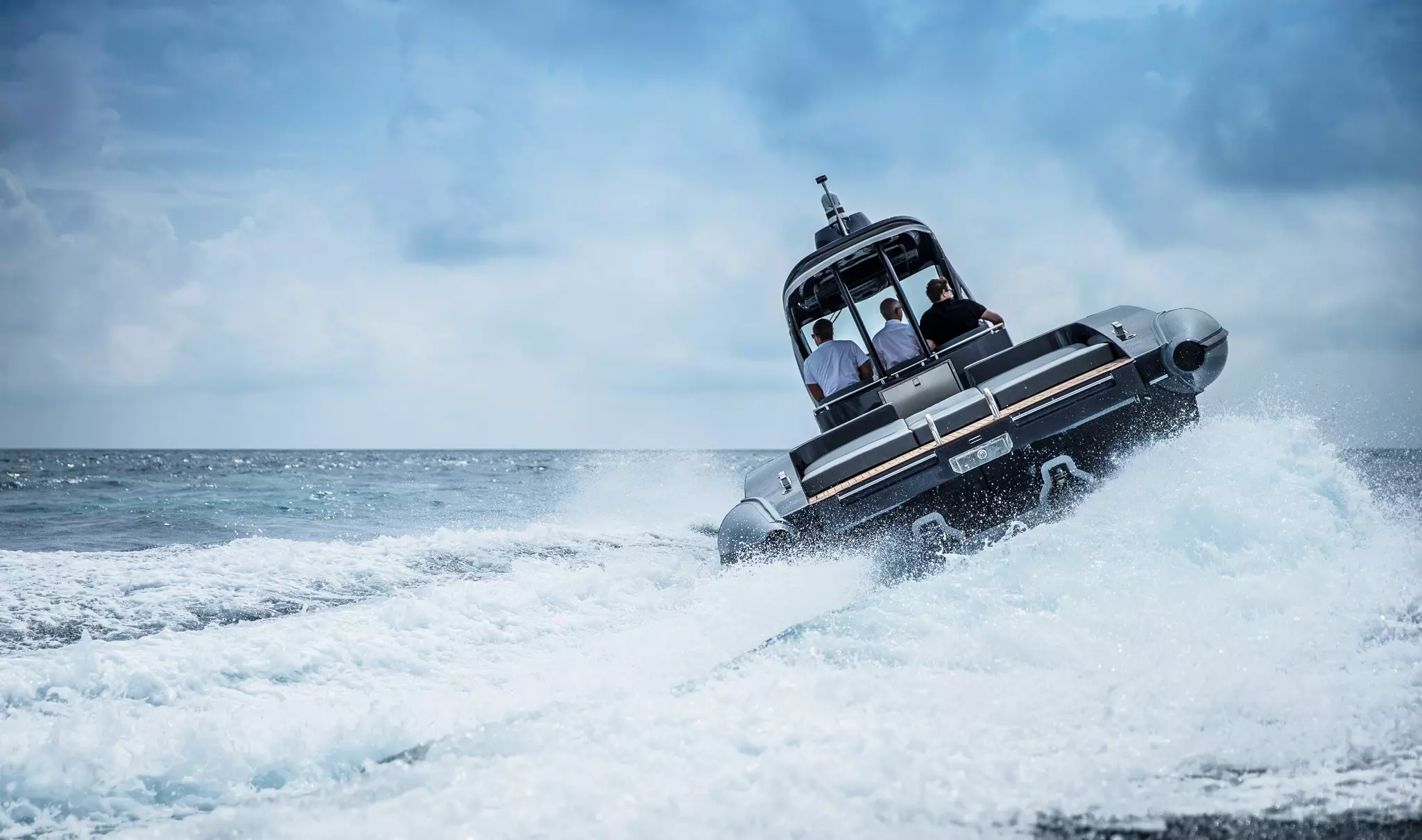 Schnellschlauchboot mit Festrumpf