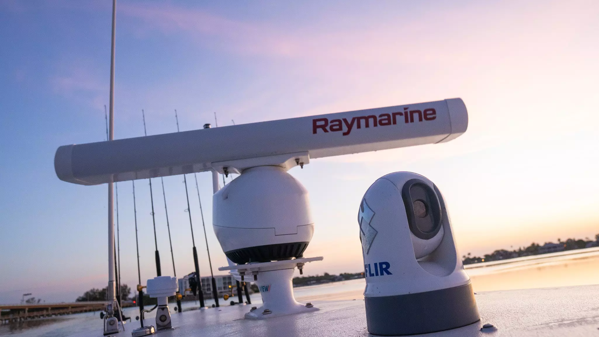 Magnum Radar bovenop een boot