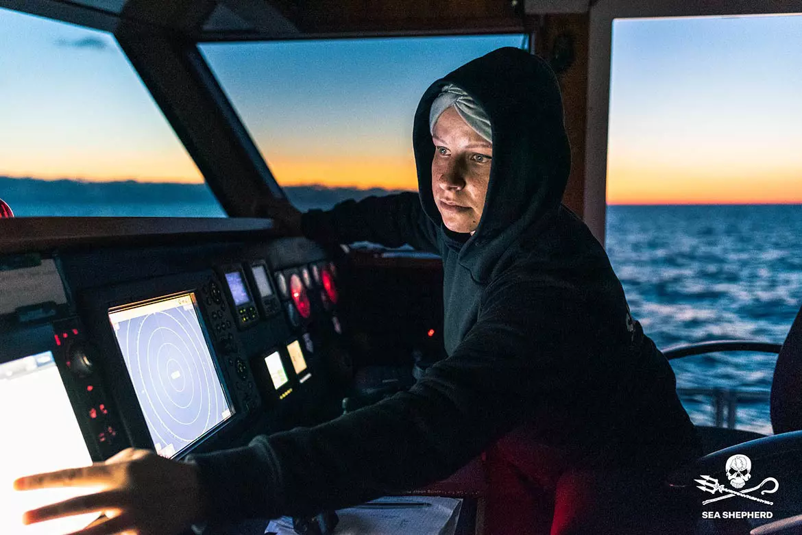 Équipage Sea Shepherd Italia utilisant l'électronique Raymarine