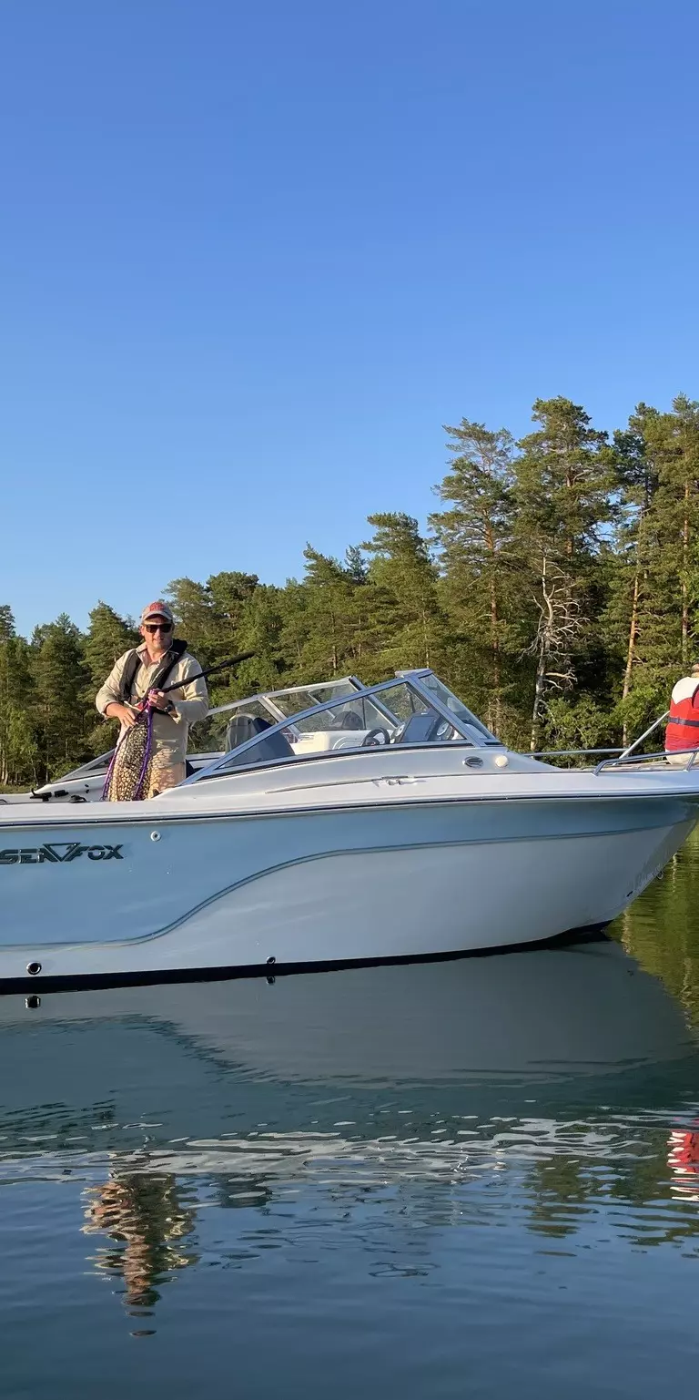 Familie båtliv på skandinavisk vis