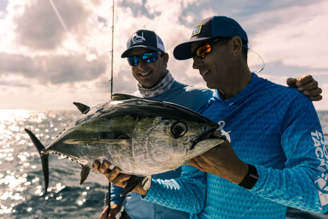 pescadores profesionales con sus capturas