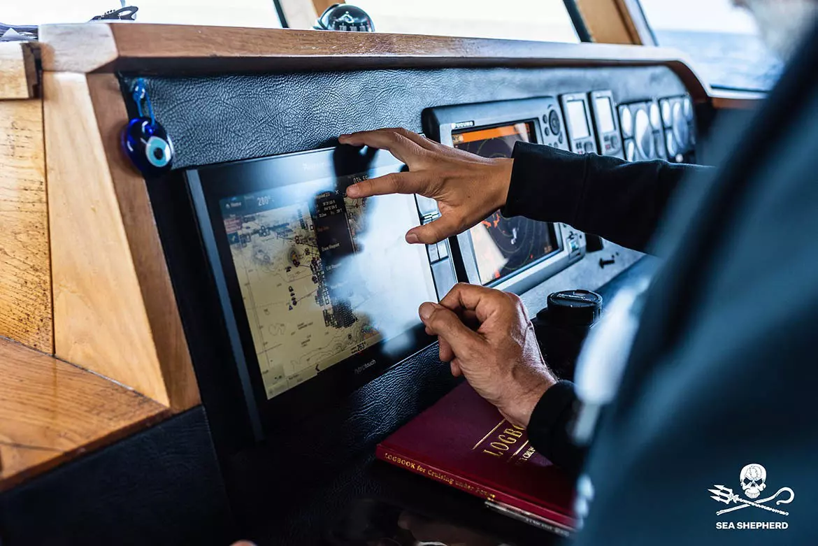 Axiom Pro kartplotter installerad på båten Sea Shepherd Italia