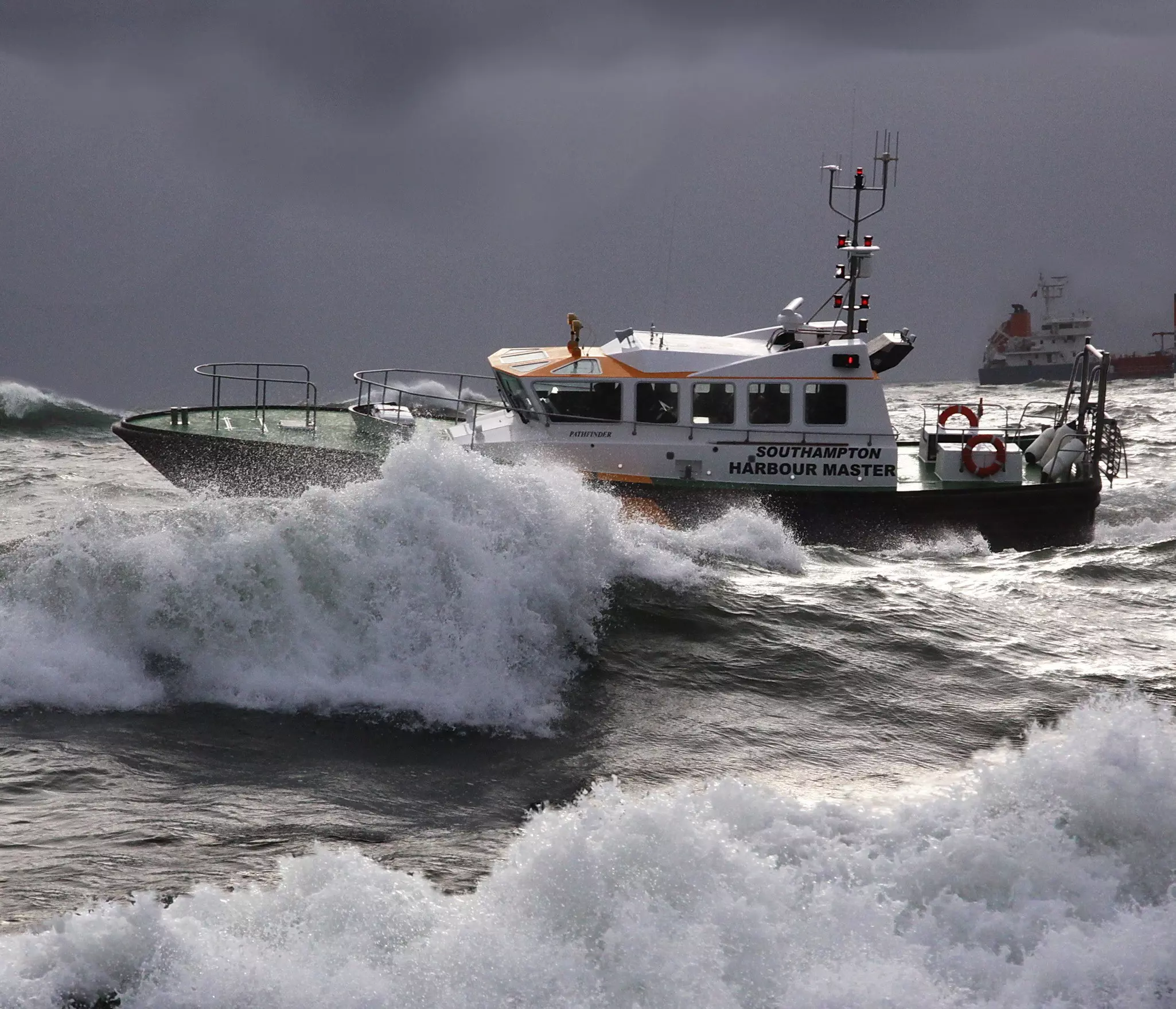 Barco piloto navegando en condiciones meteorológicas adversas.