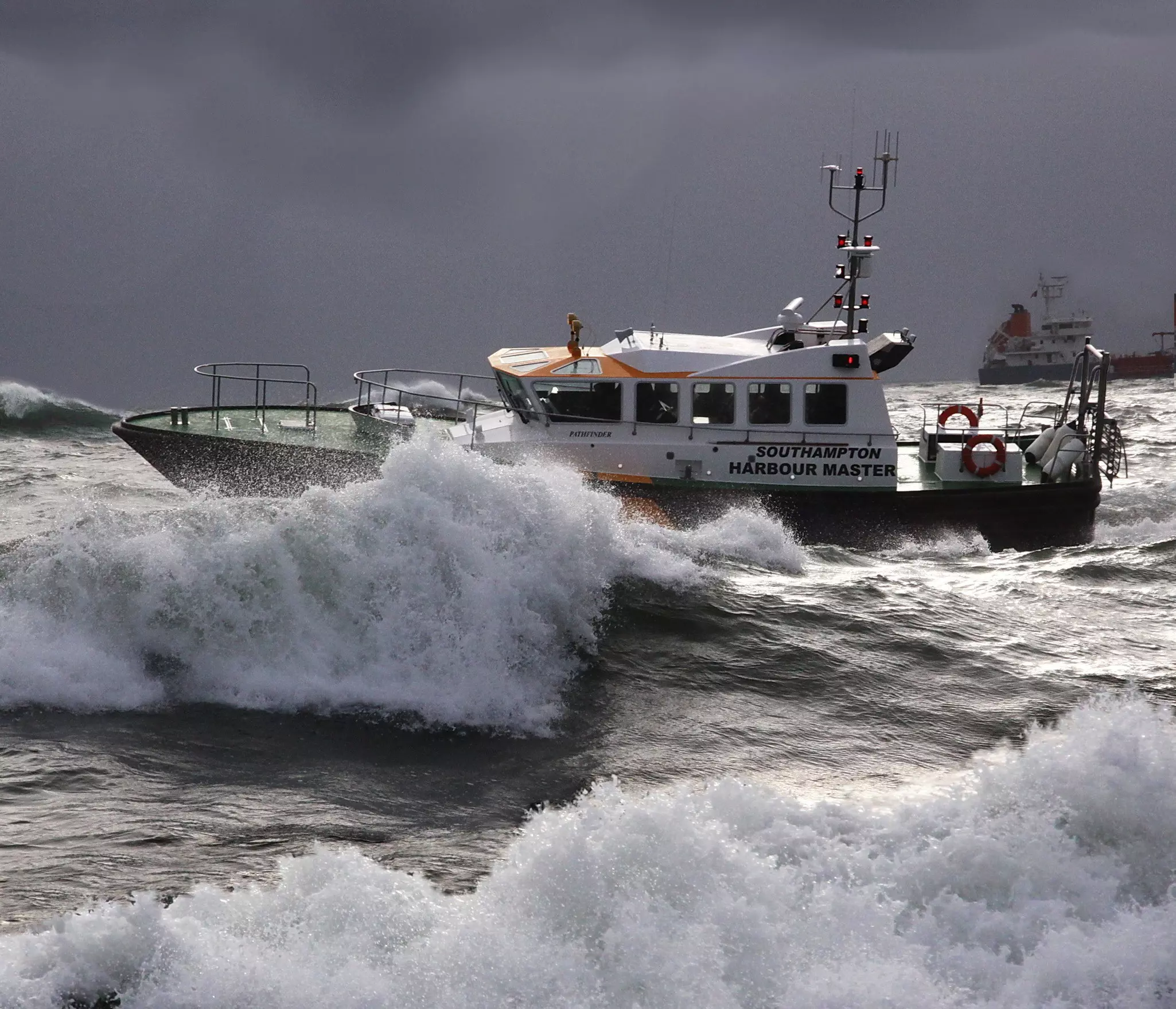 Loodsboot onderweg bij ruw weer.