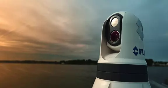 La caméra FLIR M364C améliore les performances par tous les temps sur un bateau d'essai innovant