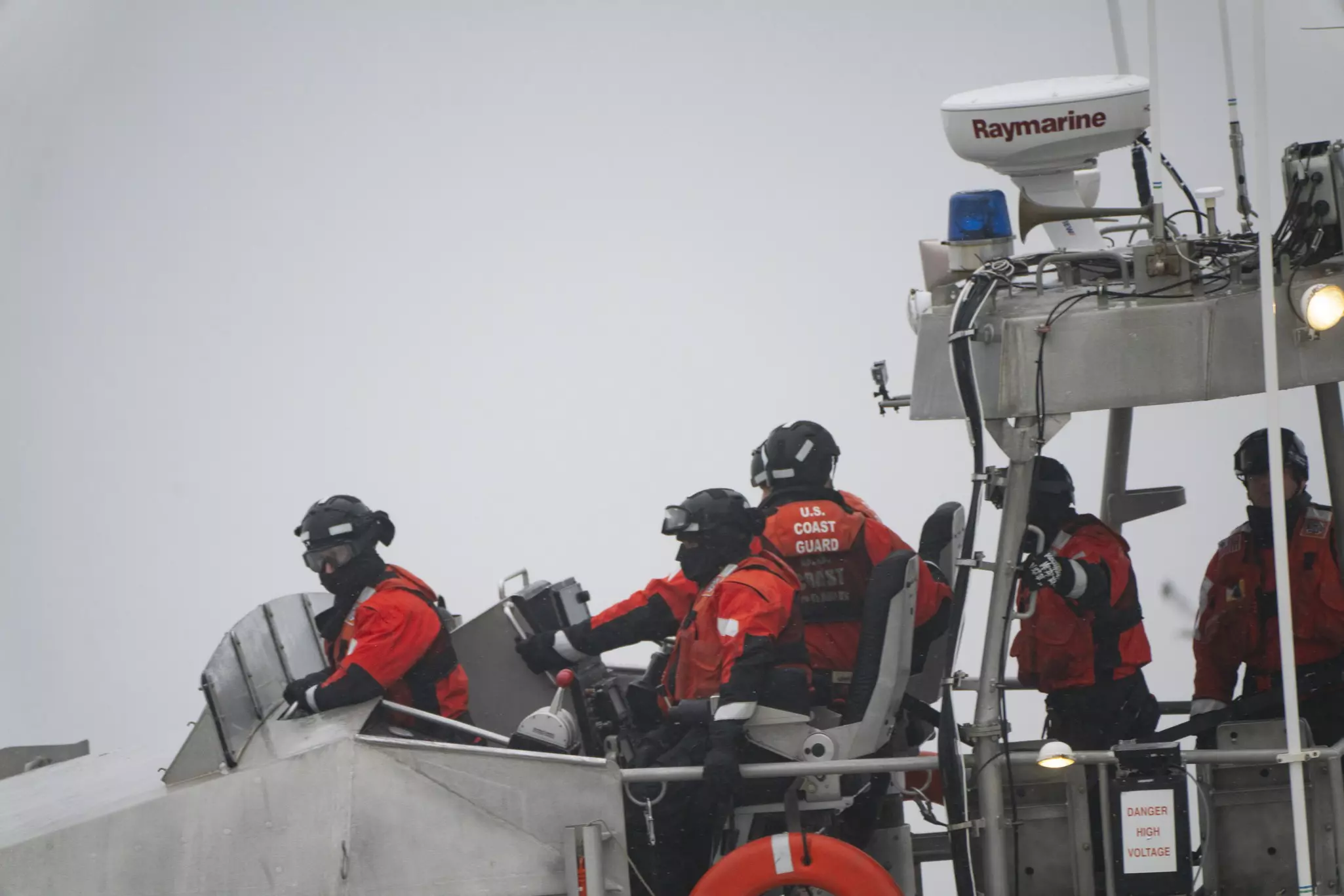 Canot de sauvetage à moteur USCG s'entraînant sur une mer agitée