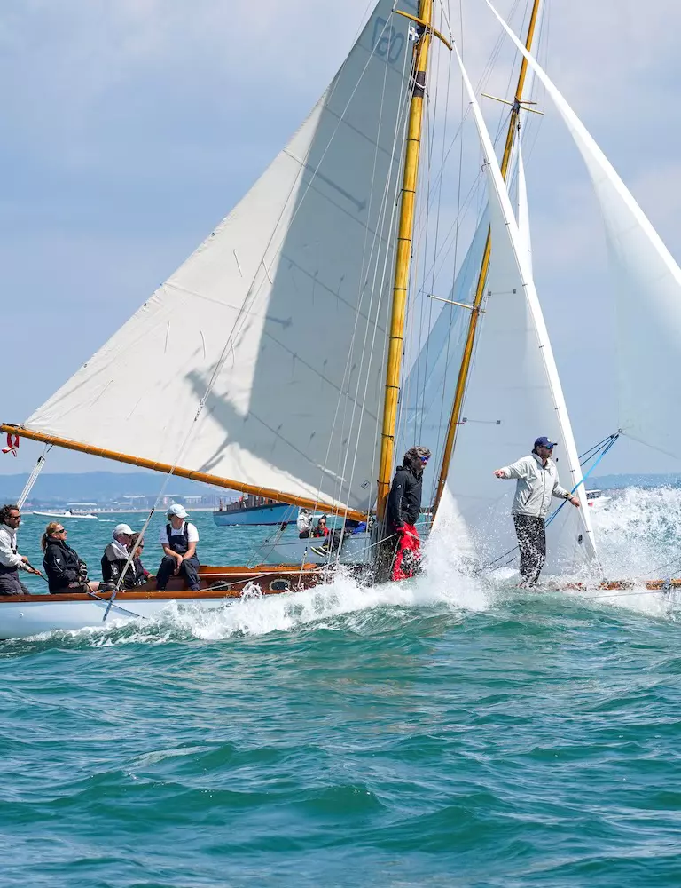 Champagnesejlads med Raymarine ved Cowes British Classic Week