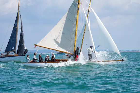 Champagnesejlads med Raymarine ved Cowes British Classic Week